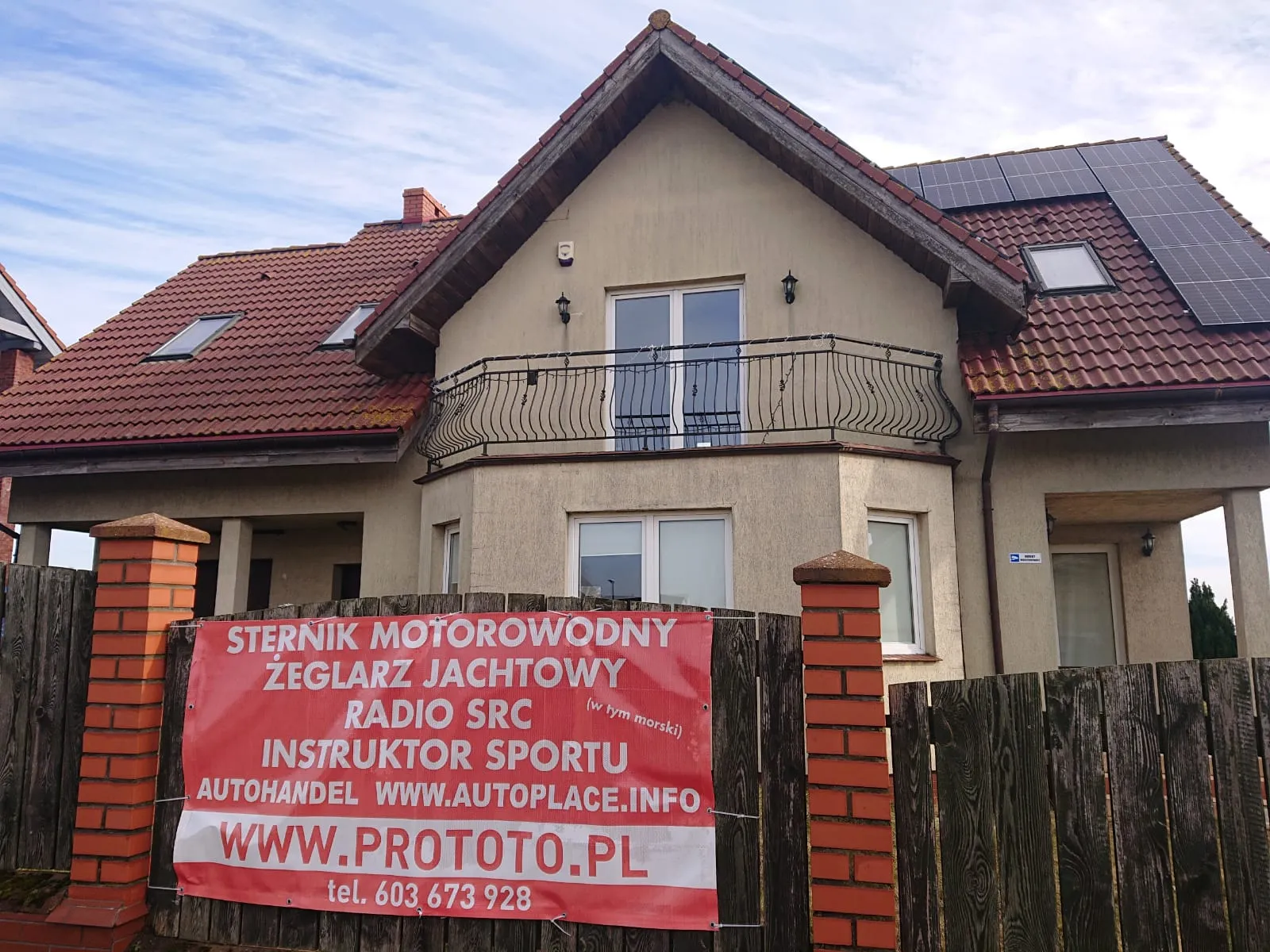 Widok na dom gościnny w Rewie — zapraszamy na wakacje nad morze